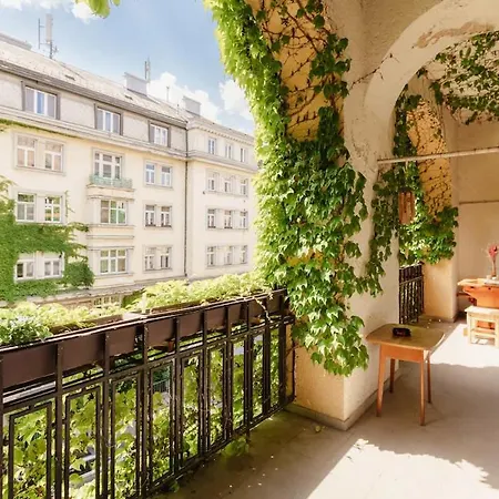 Ivy House With Balcony 아파트 *