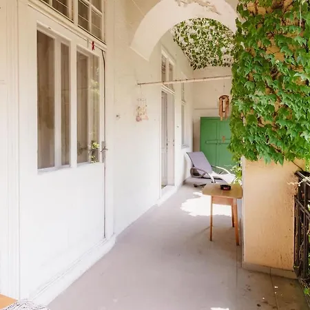 아파트 Ivy House With Balcony