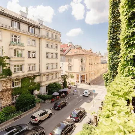 아파트 Ivy House With Balcony *