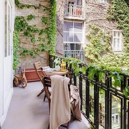 Ivy House With Balcony 아파트